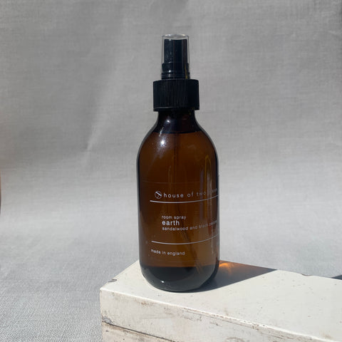 earth | sandalwood and black pepper | room spray