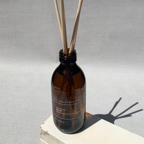 earth | sandalwood and black pepper | reed diffuser